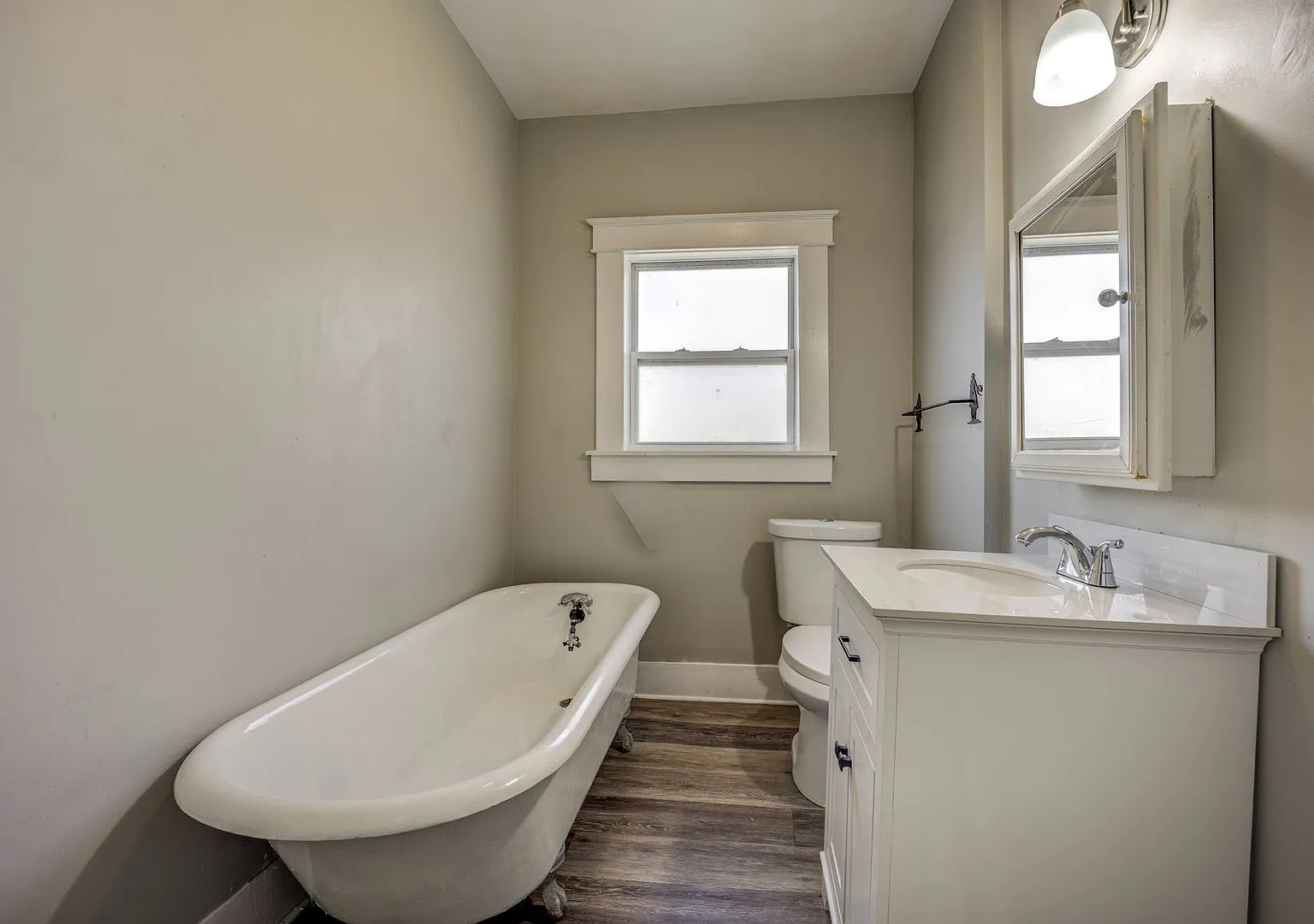 Freshly Updated 3 Bedroom Home — Photo 4
