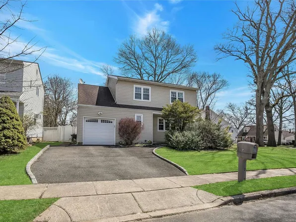 2 Chalden Court, Huntington Station, NY 11746