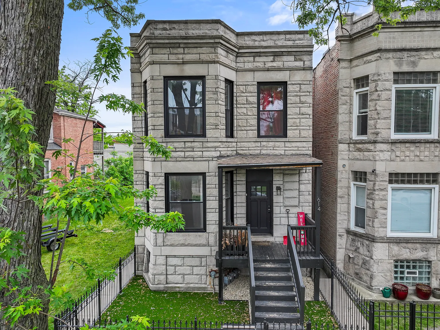 614 N Troy St — Photo 1