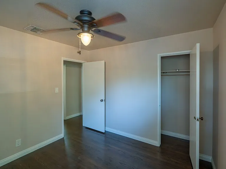 240 N Shamrock Ave — Photo 5