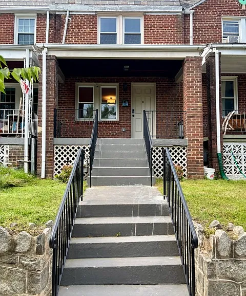 1760 E St NE — Photo 2