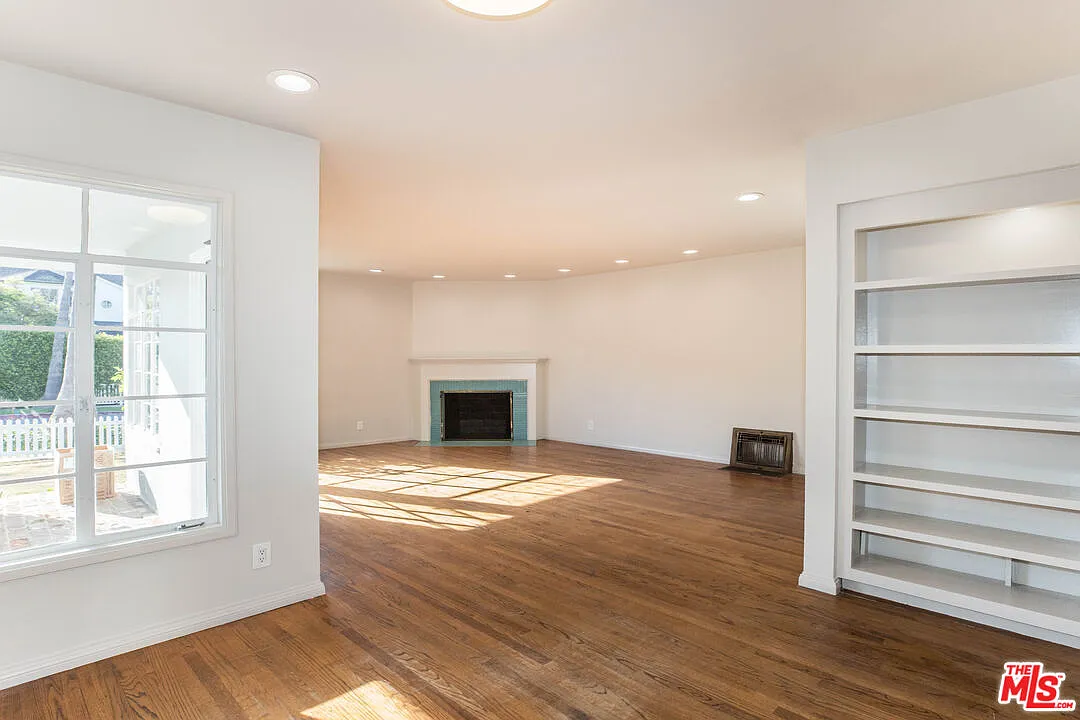 2 bed, 2.0 bath, 1114 sqft, $5,497 — Photo 2