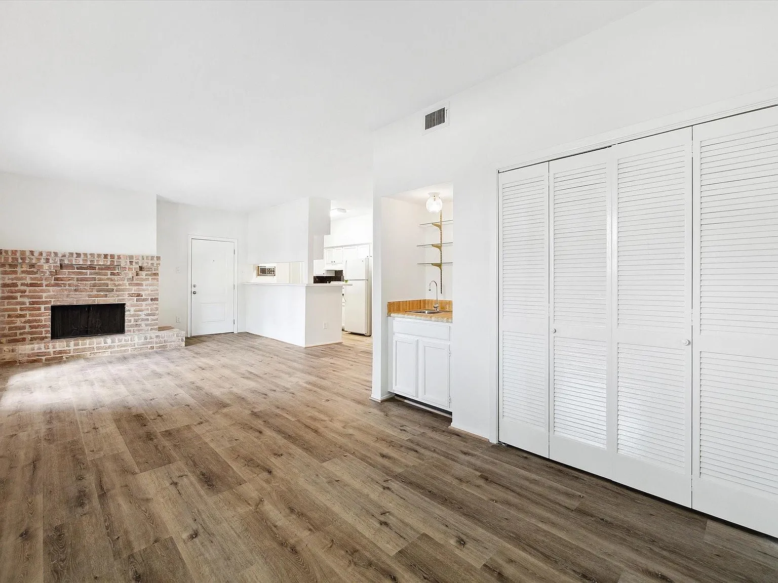 2 bed, 1.0 bath, 948 sqft, $1,300 — Photo 4