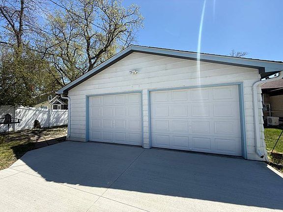5th image of 809 5th St NE