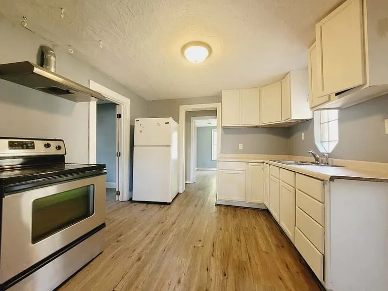 404 E Phoenix Ave — Photo 4