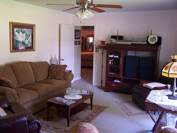 5th image of 402 Hillcrest St