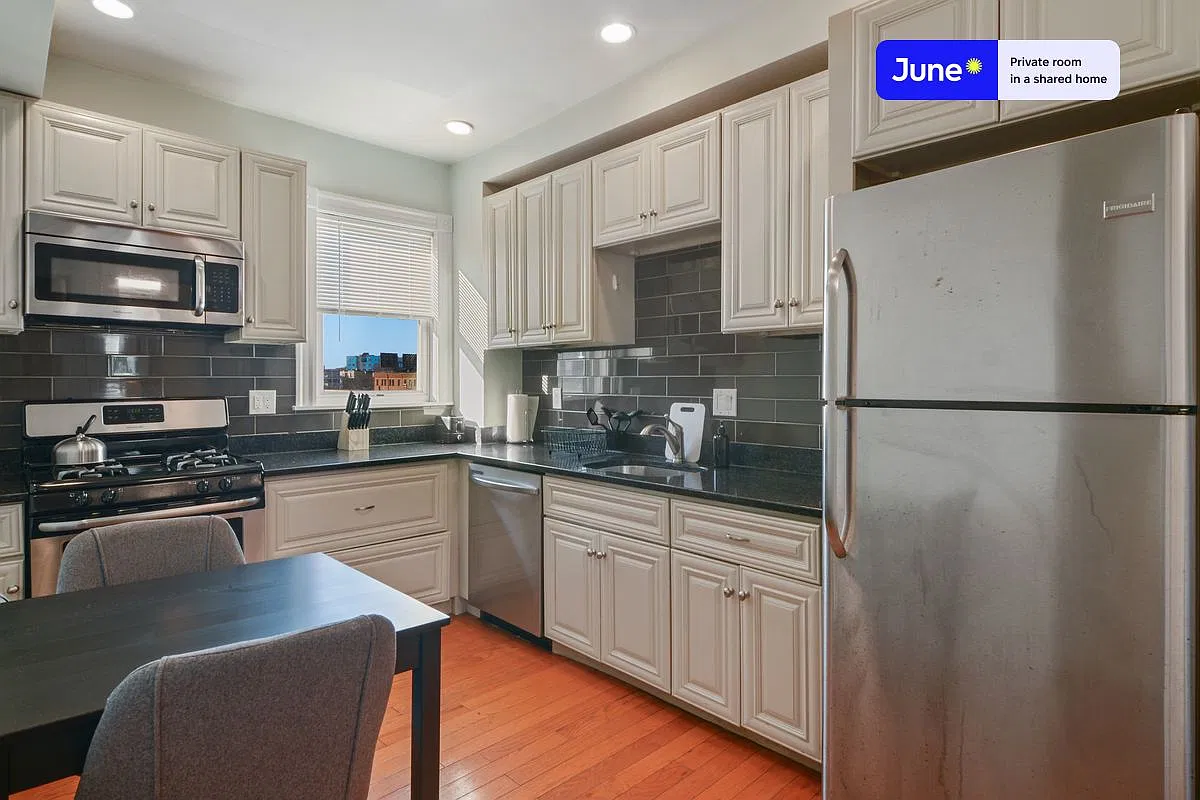 Twin bedroom in 4 bed/1.5 bath home in Allston #835 B — Photo 4