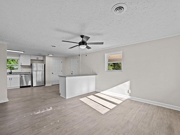 5th image of 717 S Chestnut Cir