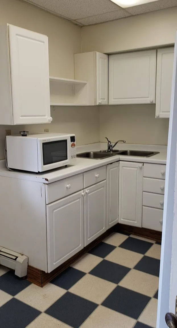 6 bed, 2400 sqft, $2,550 — Photo 2