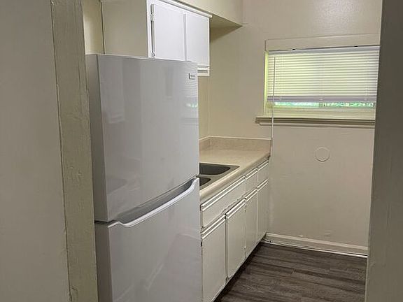 2nd image of 1904 Warren Ave Unit J