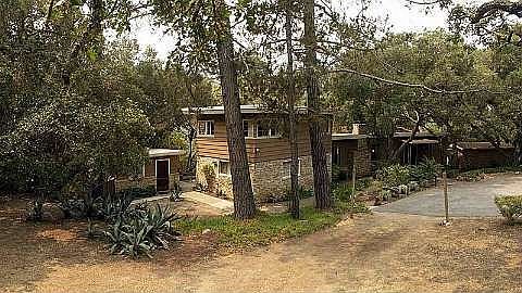 Country Home tucked away in the Oaks.