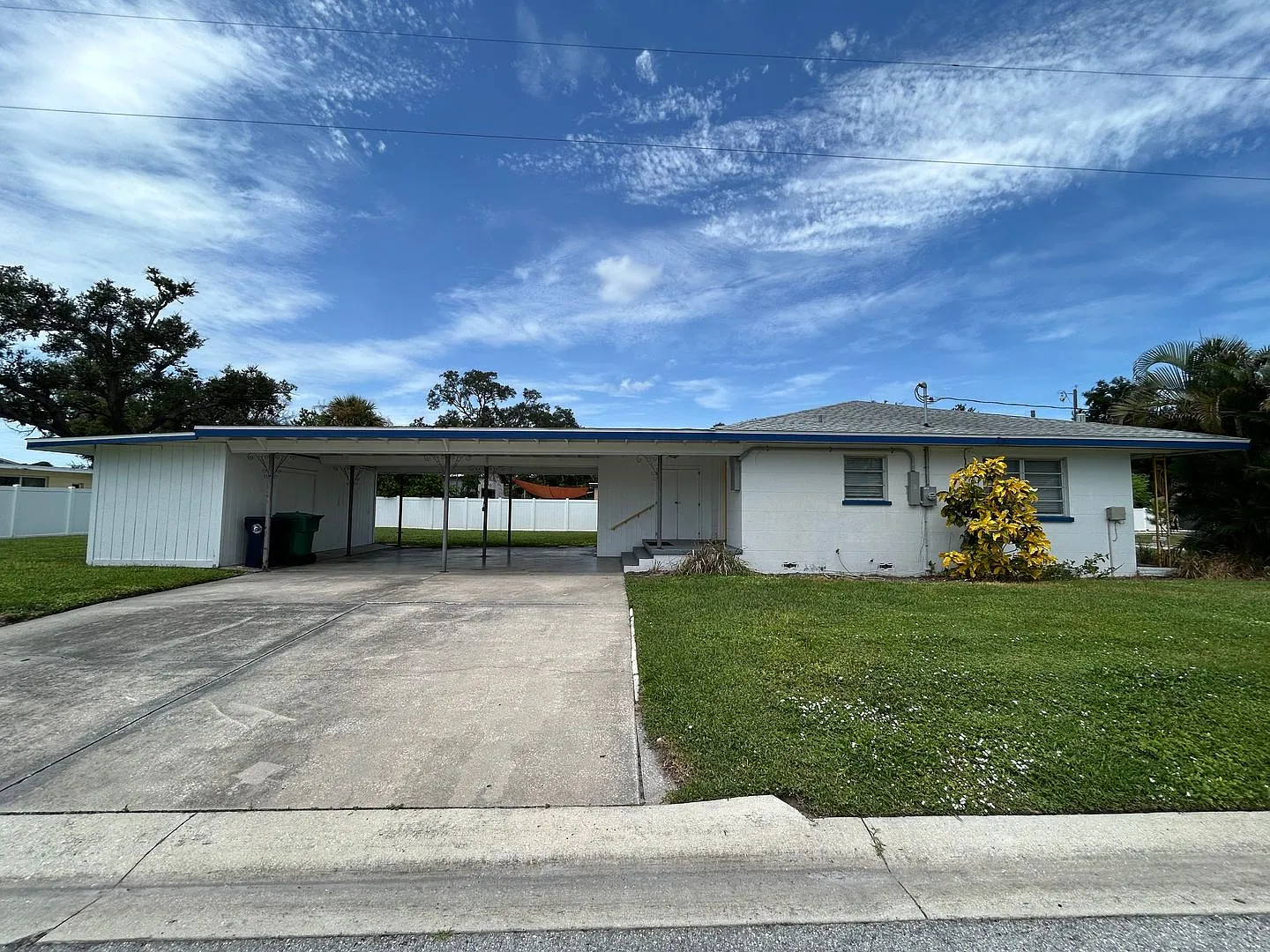 Wonderful 60s Throwback 2/2 on large corner lot with fenced yard — Photo 3