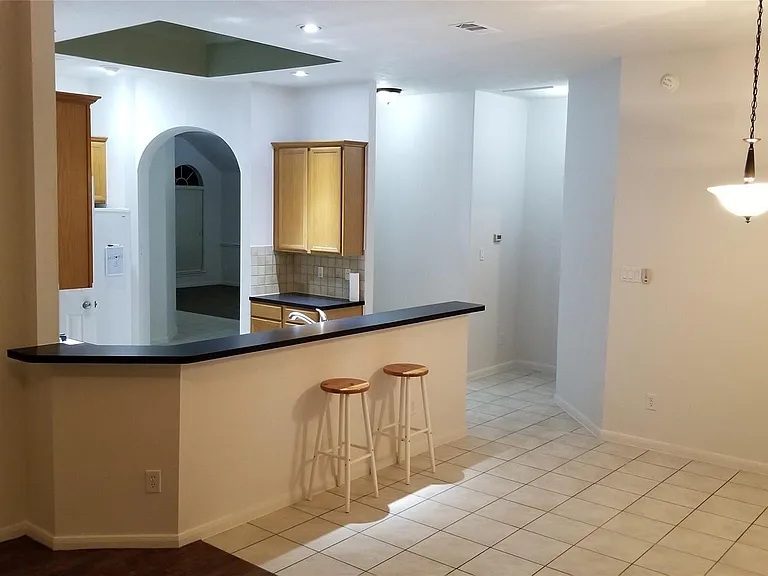 935 Rock Springs Dr — Photo 2