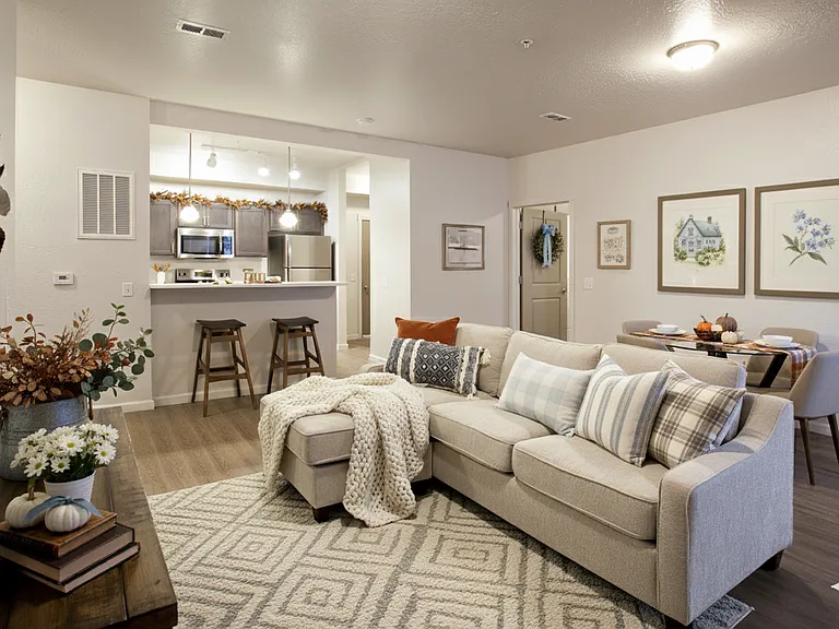Prairie Pointe Apartments and Townhomes — Photo 9