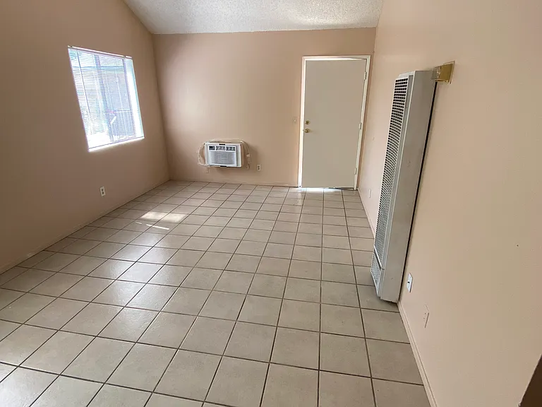 2475 Cedar Ave #R — Photo 2