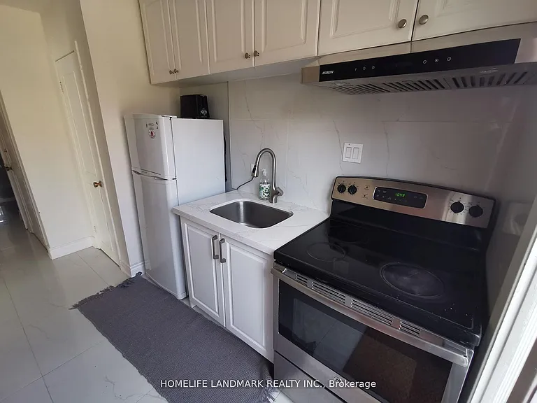 84 Harrington Cres #MIDDLE — Photo 4