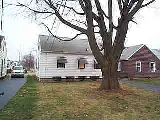 335 Oakwood Rd photo 1