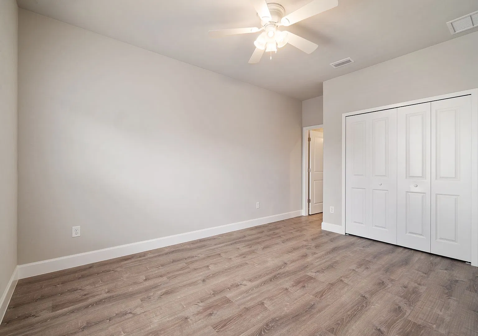 The Reef Modern Townhome Living Near UF Internet & Parking Included FALL 2027 — Photo 2