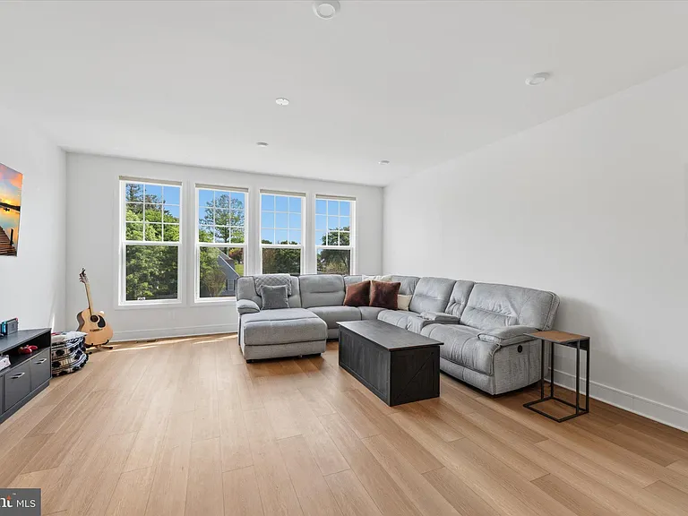 4256 Frost St — Photo 14
