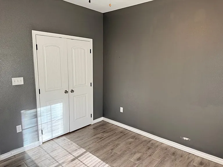 302 N Carver — Photo 22