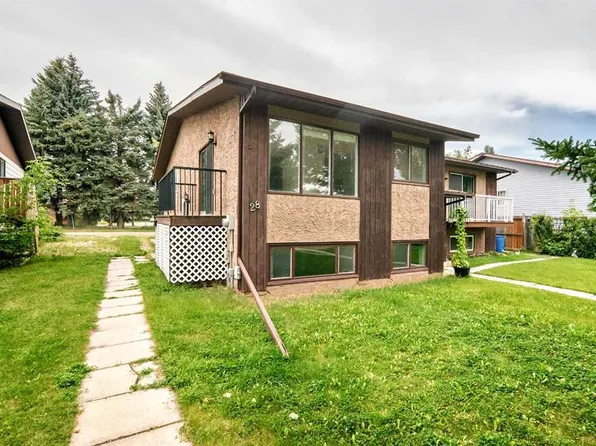 28 S Woodland Dr, Lacombe, AB T4L 1V5