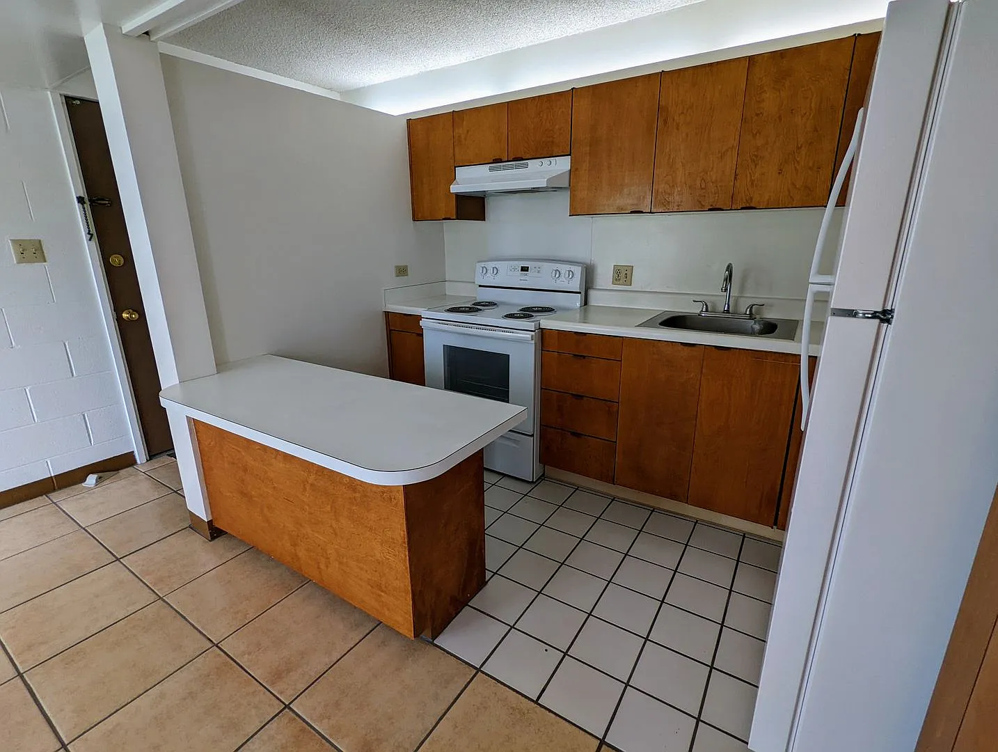 Convenient Makiki 2-bed, 1-bath, 2 parking, Near Punahou, UH Manoa, Kapiolani Hospital — Photo 2