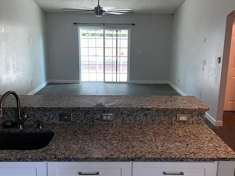 110 N Hawthorne Ave — Photo 7