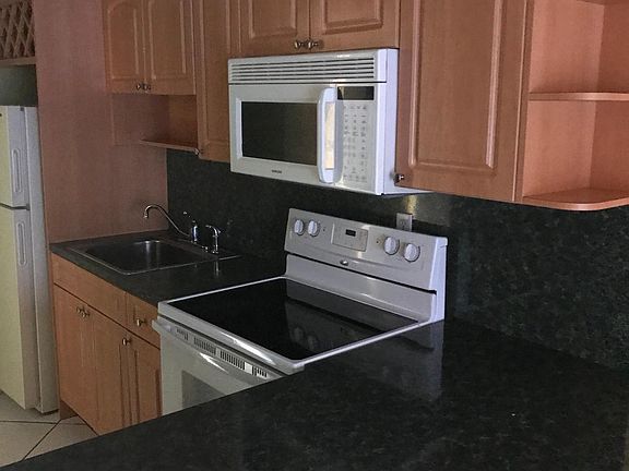 4th image of 1300 W 47th Pl APT 212A