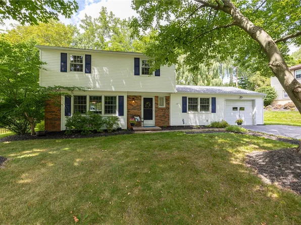 17 Country Corner Ln, Fairport, NY 14450