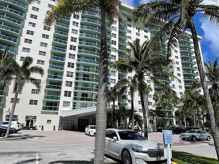19390 Collins Ave #316 — Photo 31