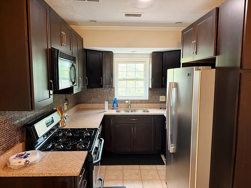 3 bed, 2.0 bath, 1057 sqft, $3,450 — Photo 1