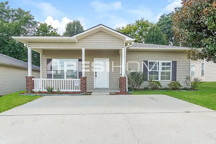 102 Rockbrook Ln — Photo 1