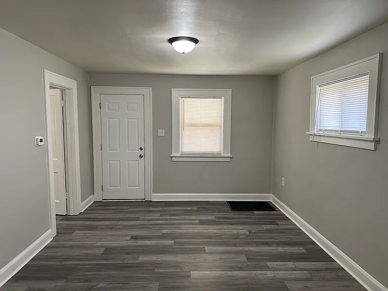 1510 N Chester Ave — Photo 2