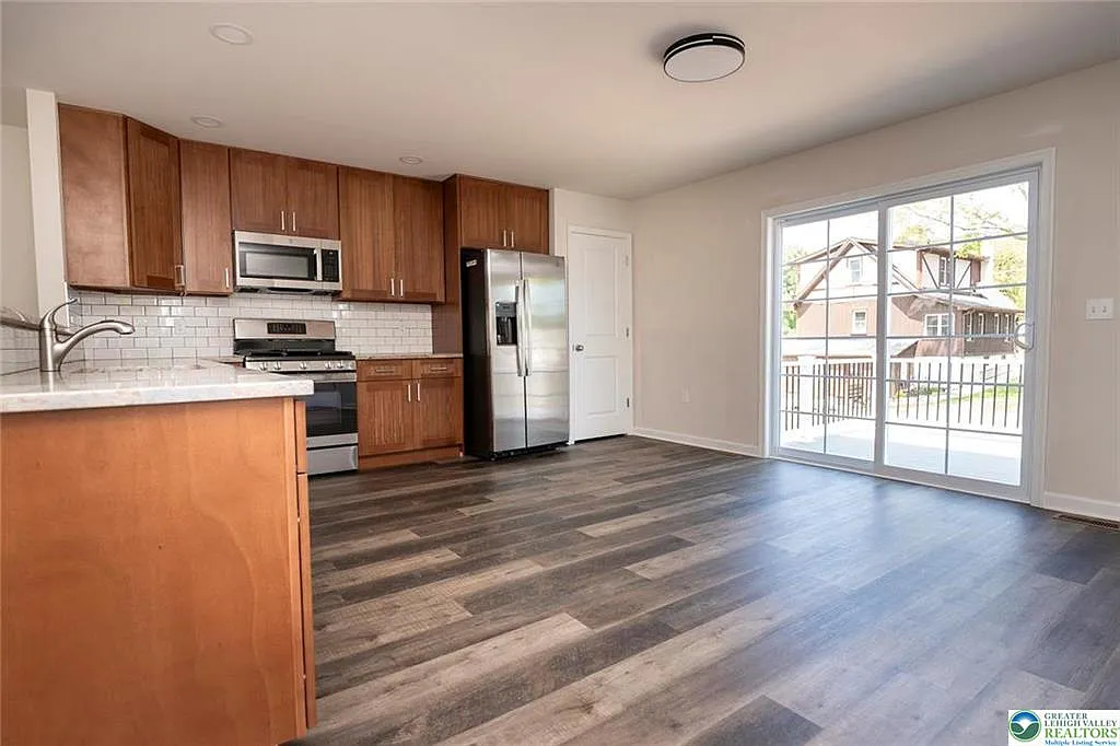 3 bed, 4.0 bath, 2407 sqft, $2,695 — Photo 3