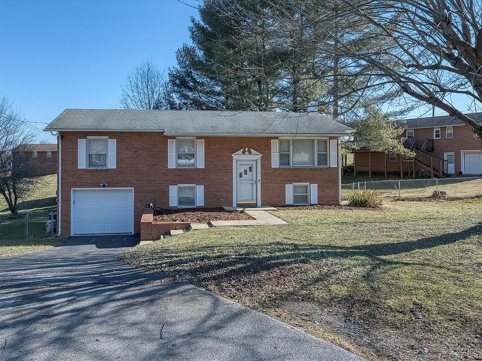 1st image of 416 Boxwood Ct