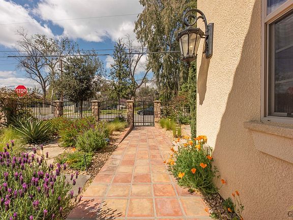 4th image of 906 Oleander Ave