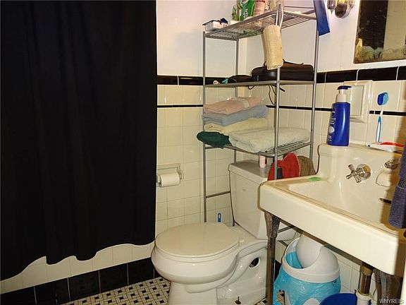 5th image of 142 Stewart Ave