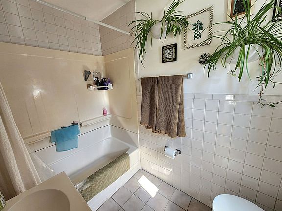 5th image of 252 22nd St APT 3