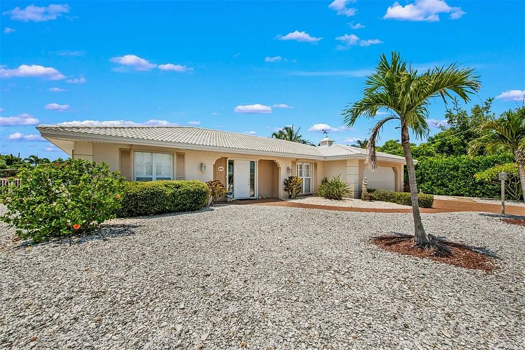 3 bed, 2.0 bath, 1947 sqft, $7,500 — Photo 2