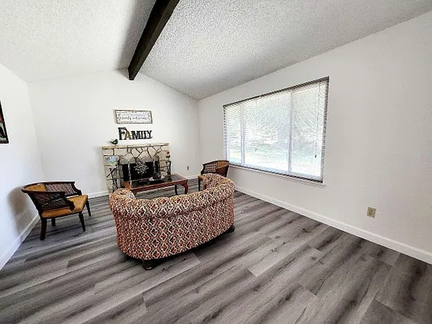 3 bed, 1200 sqft, $2,400 — Photo 3