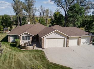 6519 Deerewood Ln, Bismarck, ND 58503