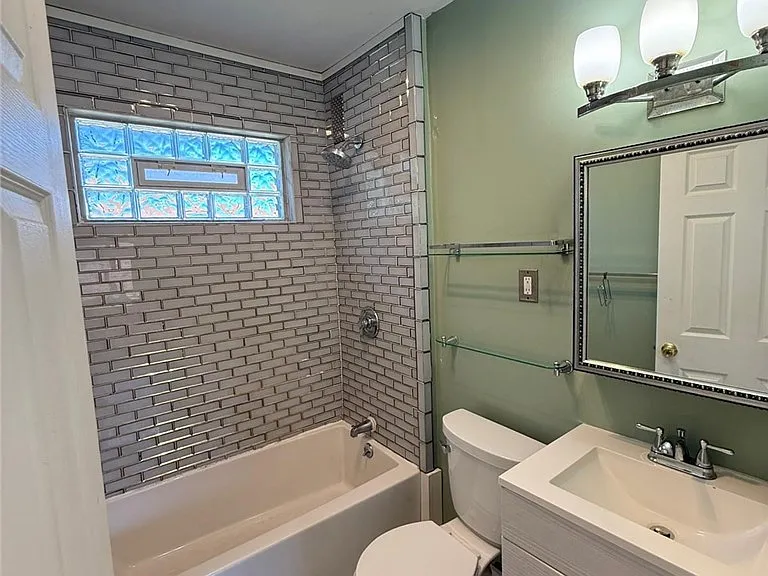 21 Amber St #UPPER — Photo 7