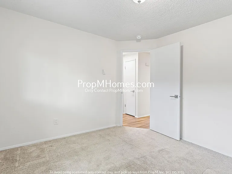 913 W Charles Street — Photo 14