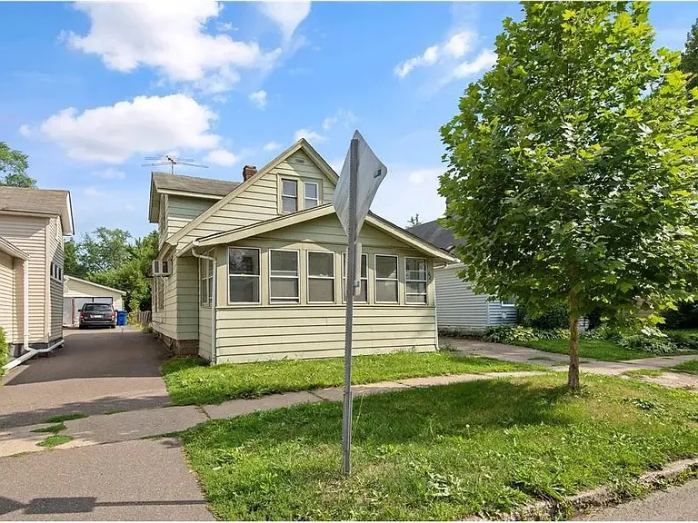 628 Parkway Dr — Photo 2