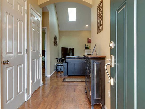5th image of 167 Clarendon Cir