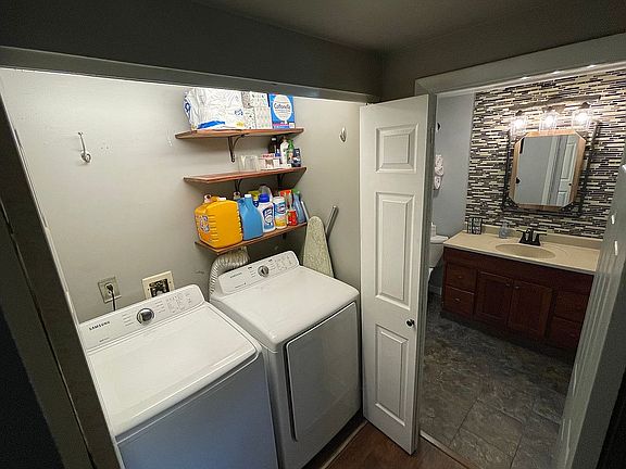 5th image of 35 Elizabeth Ln