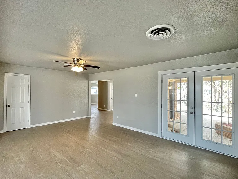 302 Washington St — Photo 11