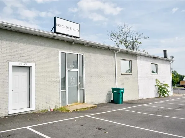 105 Llewellyn St, Dobson, NC 27017