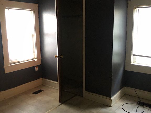 4th image of 305 W 12th St