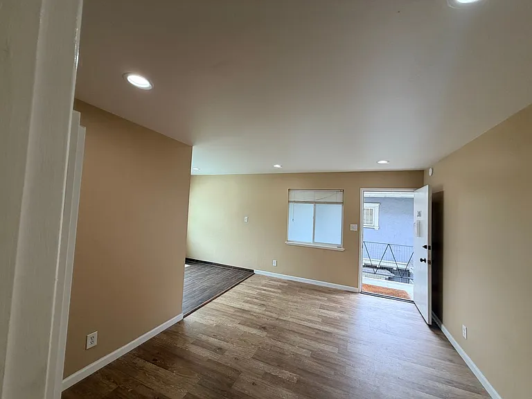 317 Warwick- 270- 1196/2701 — Photo 7